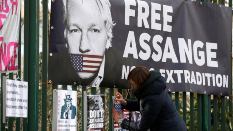 Julian Assange enfrenta 18 cargos ante la justicia estadounidense por adquirir información sensible que revela crímenes de lesa humanidad cometidos por parte de fuerzas militares de EE.UU. en Irak y Afganistán, y que llegaron a él para ser mostrados a la luz pública.