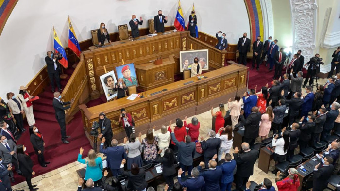 Los diputados recién electo repararon el agravio a las figuras de Bolívar y Chávez que cometió la directiva del Parlamento anterior en el año 2016.