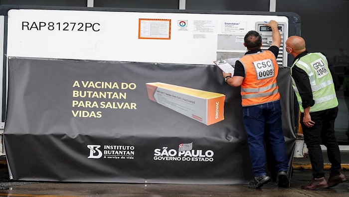 La eficacia de la vacuna china llegó a ser cuestionada por el presidente brasileño Jair Bolsonaro quien llegó a meses atrás y hasta llegó a vetar su compra.
