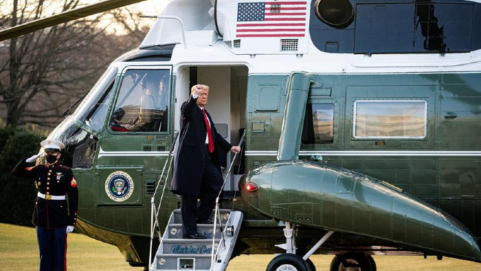 Trump dejó la residencia presidencial acompañado de su esposa Melania, a bordo del Marine One.