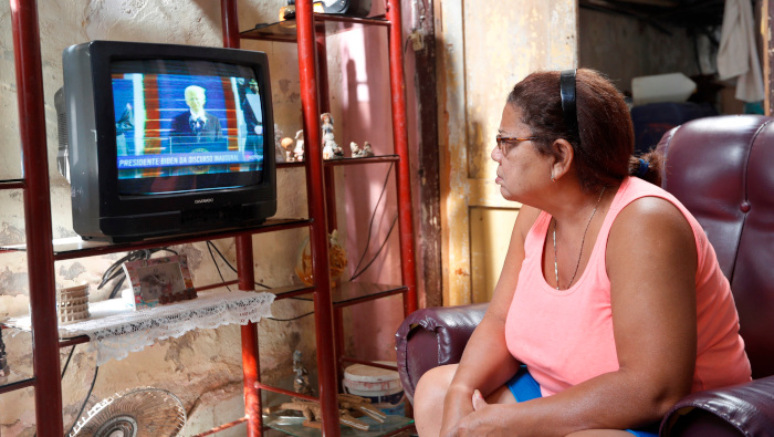 Una mujer observa por televisión, en La Habana, Cuba, la toma de posesión del presidente de EE.UU., Joe Biden.