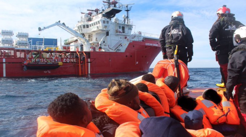 Los migrantes rescatados por el Ocean Viking se encontraban en una pequeña embarcación que superaba su capacidad, corriendo el riesgo de naufragar en el medio del océano..