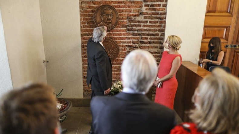 El mandatario  argentino además de dejar una ofrenda floral en el despacho de Allende, develó una placa para recordar su visita.