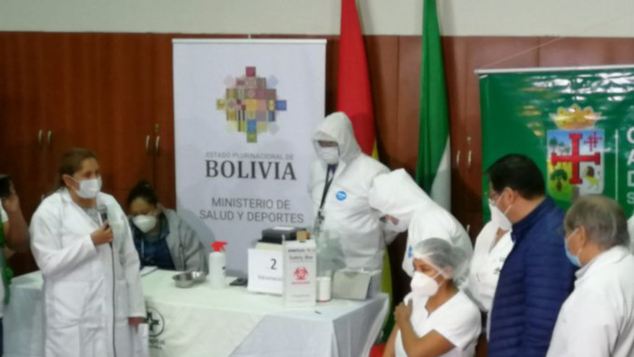 Una enfermera fue la primera persona en Bolivia en recibir este viernes la vacuna contra la covid-19 tras la llegada de las 20.000 dosis iniciales de la rusa Sputnik V.
