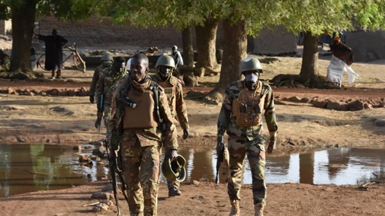 Las fuerzas armadas de Malí, que contraolan el país tras una asonada militar el año pasado, son objeto de frecuntes ataques terroristas.