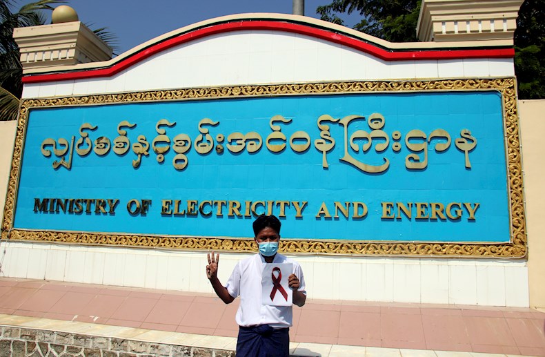 Diversos sectores de la sociedad civil myanma se han opuesto de manera activa al golpe de Estado del lunes pasado.