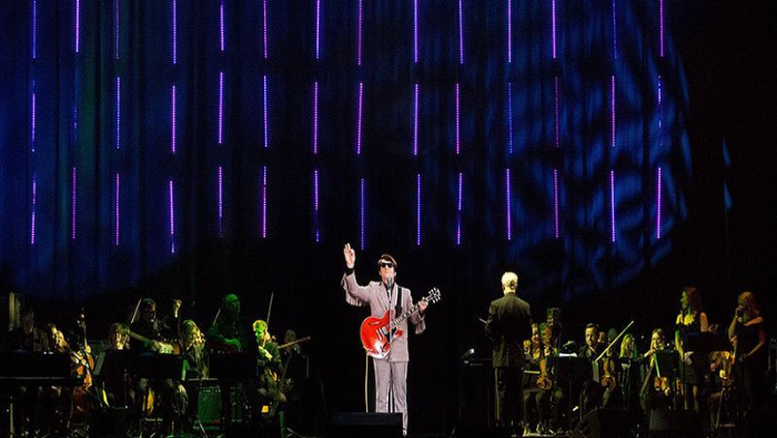 La gira con los hologramas de Orbison y Holly lleva al público un magistral concierto conjunto que nunca sucedió entre los artistas.