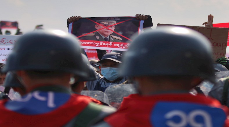De manera que, entre la multitud contraria al Ejército en el poder de la nación, también se ha avistado la imagen del general Min Aung Hlaing, tachada con una X en rojo. 