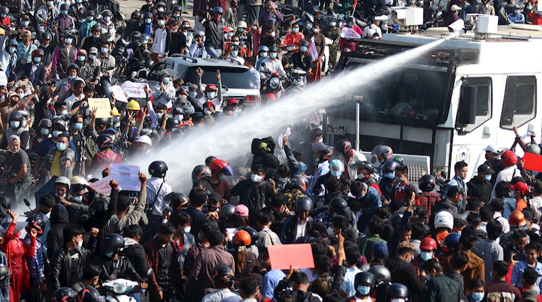 Las autoridades han usado agua a presión contra los manifestantes en las zonas de concentración en Rangún. 