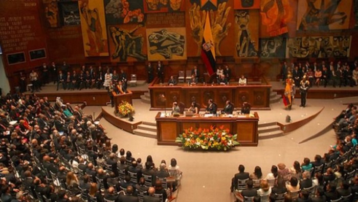 La Asamblea Nacional de Ecuador la conforman 137 asambleístas, 15 nacionales, 116 provinciales y seis del exterior.