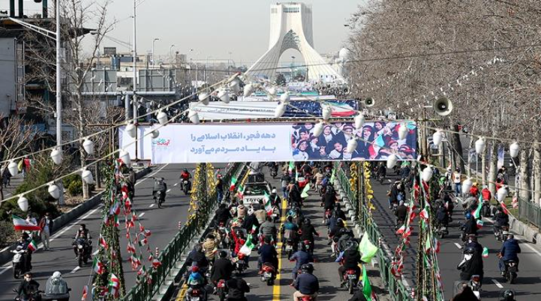 El 11 de febrero año de 1979 triunfó la revolución del pueblo iraní bajo el liderazgo del Ayatollah Imam Khomeini y que permitió su regreso tras 15 años de exilio..