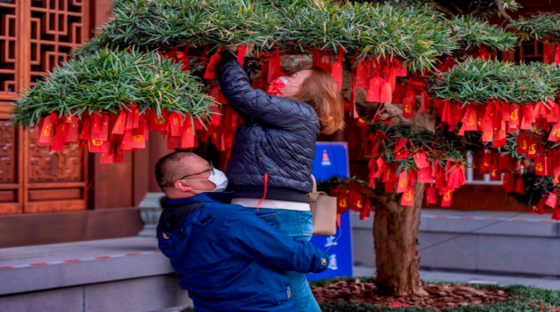 Entre las tradiciones del Año Nuevo Lunar chino, está colgar una oración escrita en el árbol de los deseos en el Templo del Buda de Jade en Shanghai.
