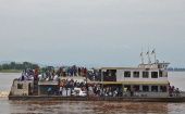 La navegación por el río Congo se realiza en precarias embarcaciones, en las cuales suelen viajar muy cargadas.