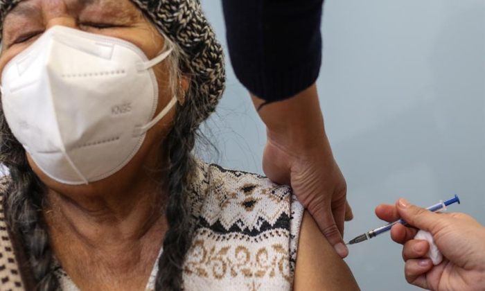 México inició este lunes la campaña de vacunación de los adultos mayores.