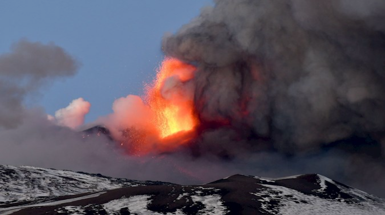 Este "monstruo" de la naturaleza tiene alrededor de 3.322 metros de altura, e hizo una asombrosa erupción el pasado miércoles, luego de dos años de inactividad.