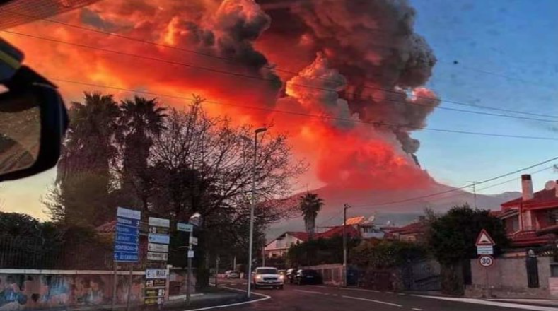 Durante una hora, el volcán siciliano entró en su fase paroxística y expulsó elevadas fuentes de lava incandescente, aunque no ha provocado daños materiales.