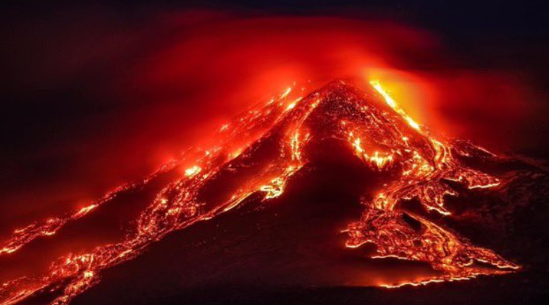 El flujo de lava del Etna que se vertió en el desierto del Valle del Bove, alcanzó unos 2.000 metros de altitud.