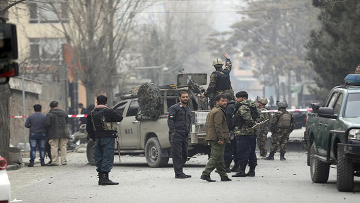 Fuerzas de seguridad afganas rodean la zona de una de las explosiones de este sábado en Kabul.