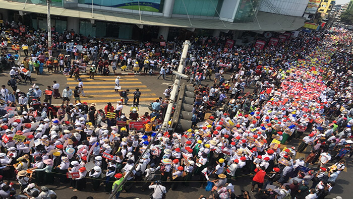 Miles de personas se congregan en Rangún contra la junta militar y exigen la liberación de los presos políticos tras el golpe de Estado.