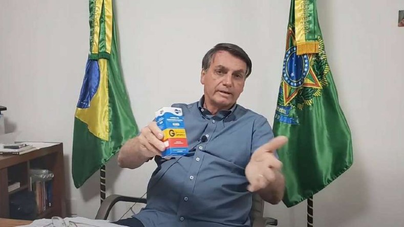 Durante su contagio con la Covid-19, el mandatario brasileño, al comparecer ante los medios mostró con satisfacción el uso de la cloroquina como medicamento efectivo contra el virus respiratorio.