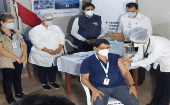 "Nuestro equipo de primerísima línea ya está siendo inmunizado", compartió en Twitter el ministro de salud de Paraguay, José Mazzoleni.