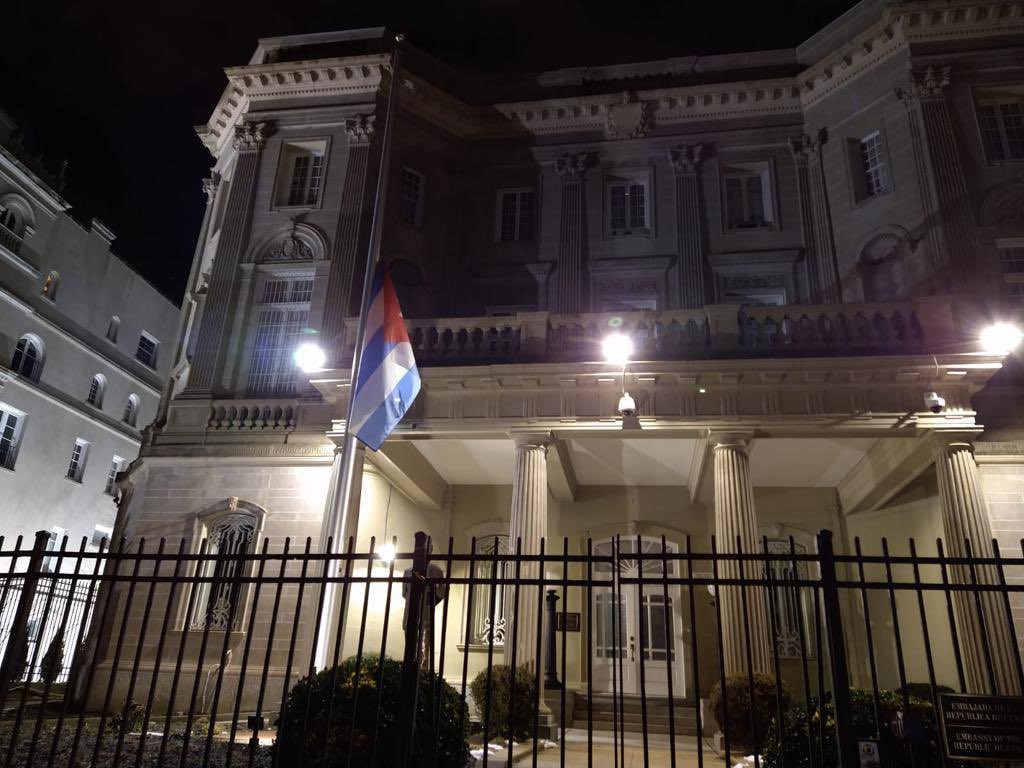 El gesto del Embajada cubana ha generado múltiples comentarios por los usuarios en las redes sociales.
