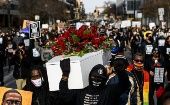 En Minneapolis miles de personas marcharon detrás de un ataúd blanco cubierto de rosas rojas para exigir justicia por la muerte de George Floyd.