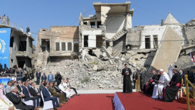 El papa Francisco tomó parte en la Oración por las Víctimas de la guerra en Hosh al-Bieaa, la plaza de las cuatro iglesias: siro-católica, armeno-ortodoxa, siro-ortodoxa y Caldea.