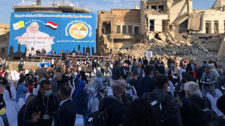 El pontífice llegó a Mosul para orar por las víctimas de la guerra y animar a los iraquíes en la reconstrucción de un  país en paz.