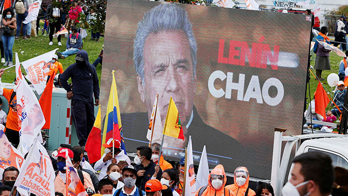 Simpatizantes de Andrés Arauz se preparan para el inicio de la nueva campaña electoral.