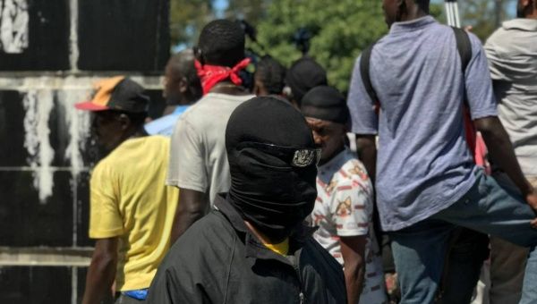 La enésima movilización antigubernamental tuvo en Haití características peculiares. A las protestas de campesinos, médicos, abogados, estudiantes, jóvenes de las periferias, católicos y evangélicos -solo por mencionar algunas de las más recientes- se sumaron ahora los “Fantasmas”, un grupo disidente de la Policía Nacional de Haití (PNH) conocido como “Fantom 509”.