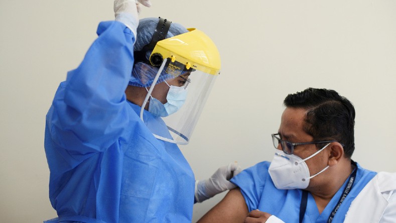 La vacunación anticovid en Ecuador ha avanzado en medio de escándalos de distinto calado así como la insuficiencia de dosis.