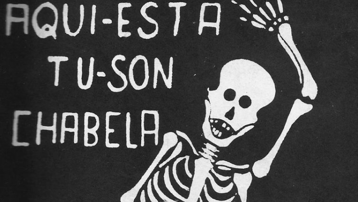 El ícono, cuya figura refleja un esqueleto bailando con la mano izquierda levantada y la otra colocada sobre el pubis, La Chabela se origina entre los movimientos estudiantiles de la Universidad de San Carlos durante la Huelga de Dolores en 1921.