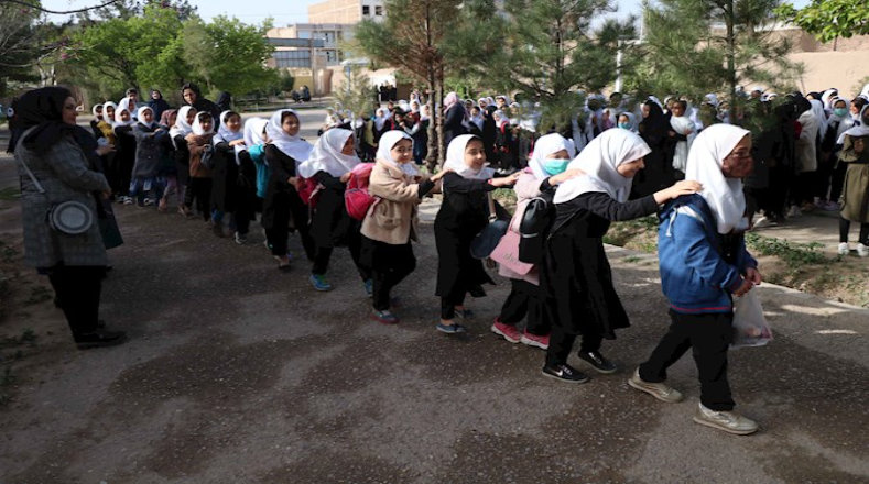 Observe la vuelta a la escuela de las niñas en  Afganistán