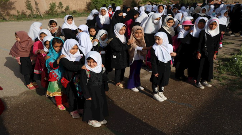 Con la reapertura de los institutos educativos en la ciudad afgana de Herat, se pudo observar a decenas de niñas asistir al primer día de clases en sus escuelas.