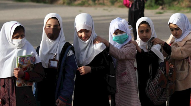 Varias alumnas afganas se pudieron avistar usando la mascarilla sanitaria como medida preventiva contra la Covid-19, aunque otras asistieron sin tapabocas, todas llevan a la escuela el tradicional velo de la cultura islámica.