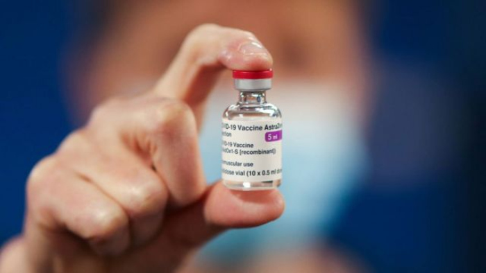La vacuna de Astrazeneca/Oxford ha estado envuelta en polémica, por su supuesta vinculación con eventos adversos que han derivado incluso en la muerte de algunas personas.