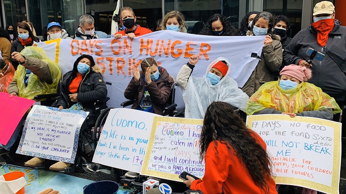 Un grupo de trabajadores excluidos realiza una huelga de hambre en protesta a la situación económica que viven.