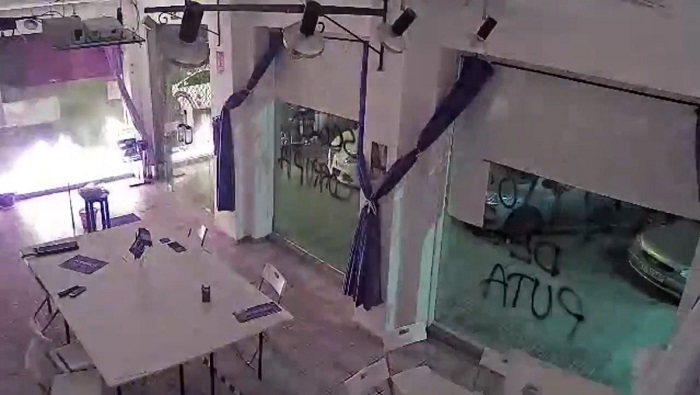 El atacante arrojó un coctel molotov contra el local de Podemos, además de pintar letreros con mensajes de odio.