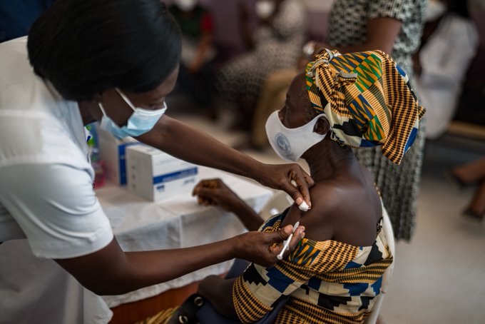 Tras la entrega de vacunas al continente, el despliegue en ciertos países se retrasa por obstáculos logísticos.