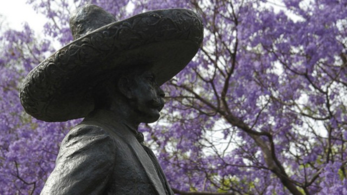 Zapata nació en Anenecuilco en el estado de Morelos, el 8 de agosto de 1879 y fue asesinado el 10 de abril de 1919, a la edad de 39 años.