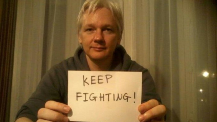 Assange denunció y documentó crímenes de guerra cometidos por Estados Unidos durante los conflictos en Irak y Afganistán.