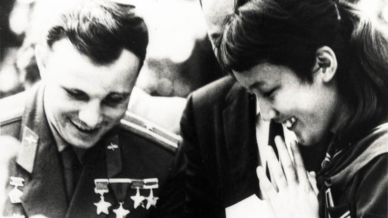 Reyes, presidentes, políticos, científicos, artistas y músicos deseaban reunirse con el cosmonauta, por lo que a finales de abril de 1961 Gagarín realizó su primer viaje al extranjero, al cual llamaron "misión de la paz" con una duración de dos años para contar a otros países su experiencia. El piloto fallece en cumplimiento de sus funciones el 27 de marzo de 1968.