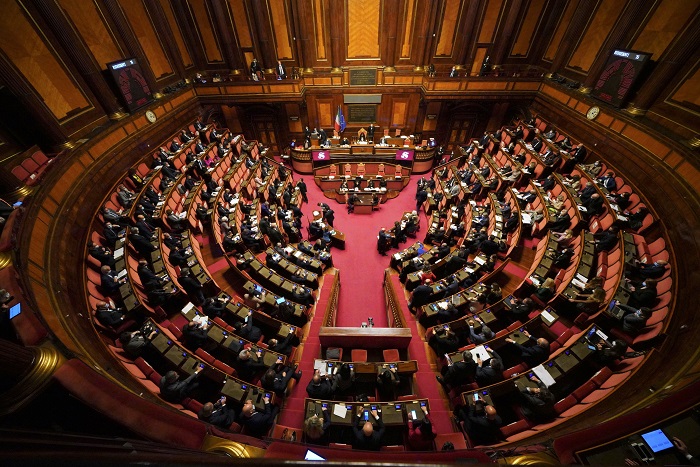 La moción fue aprobada con el voto favorable de 173 de los 194 senadores presentes en la sesión. 