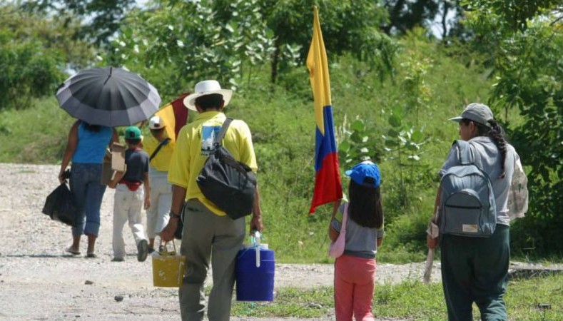 El asesinato de líderes sociales y firmantes de la paz en Colombia ha acentuado los desplazamientos forzados en la zona rural.