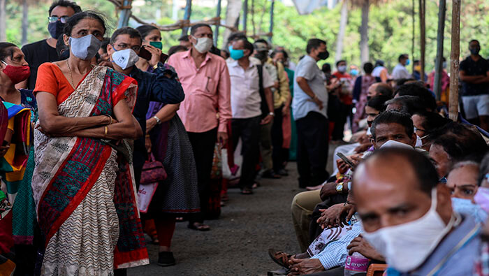 Varios hospitales de la capital Nueva Delhi se enfrentan a la escasez de oxígeno y medicamentos para tratar la enfermedad.
