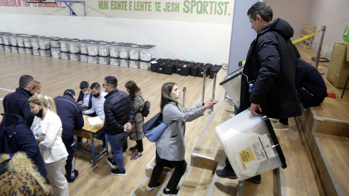 Comisionados acuden al centro de escrutinio en Tirana, la capital albanesa, para entregar las urnas-
