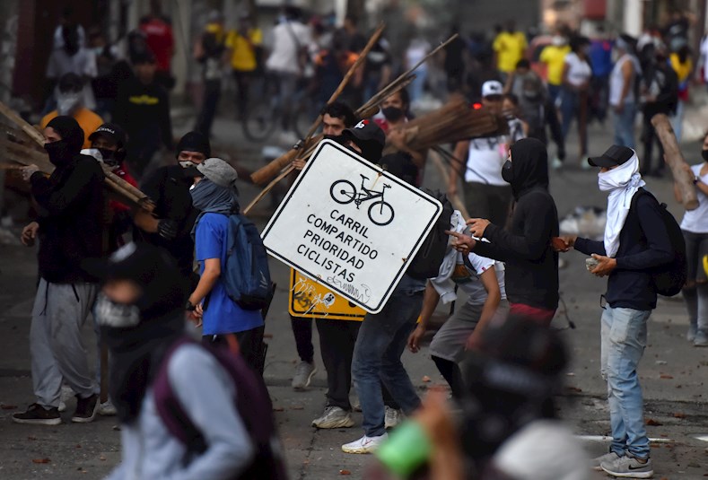 Los colombianos consideran un paquetazo la imposición de la reforma tributaria por parte del presidente Iván Duque, en medio de la pandemia de Covid-19.