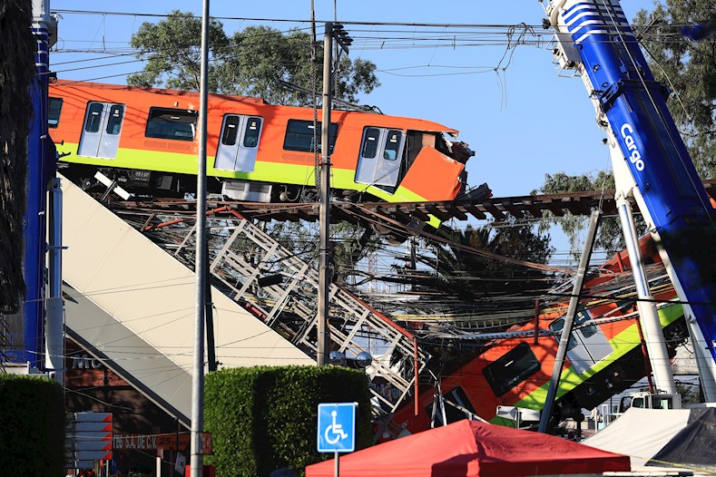 La estructura elevada se rompió al paso del tren, el cual se desplomó desde una altura de unos 20 metros, y dos vagones del convoy quedan en "V" e impactados con el piso.