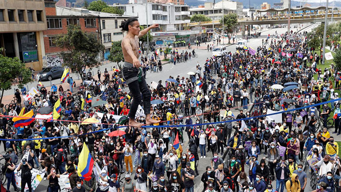 A través de expresiones artísticas, los colombianos exigen el cese de la represión por parte de agentes del Escuadrón Móvil Antidisturbios (ESMAD) y el Ejército Nacional.